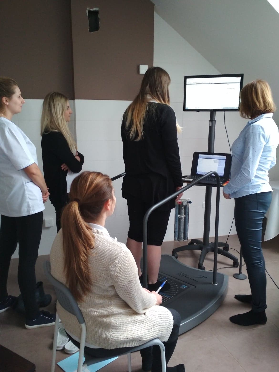 pracownicy centrum medycznego sprawdzają działanie komputerowej platformy stabilometrycznej ALFA