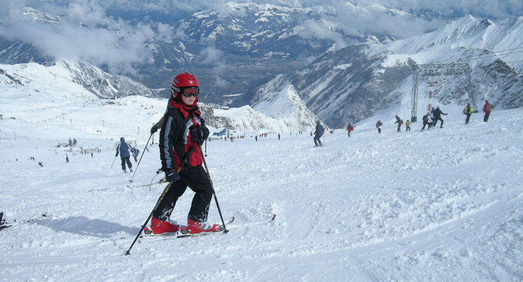 chłopiec w nartach na stoku narciarskim