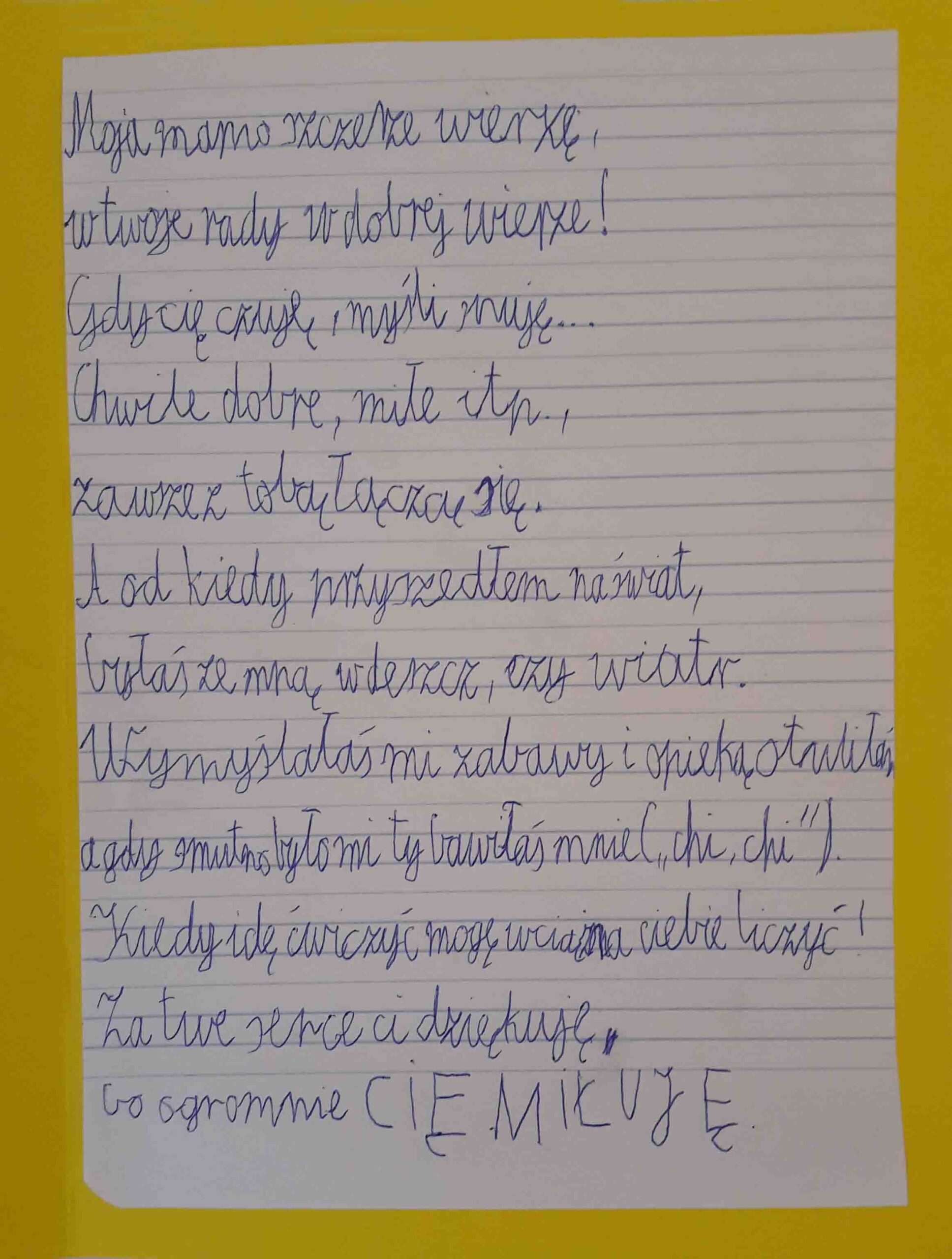 ręcznie napisany wierszyk dla mamy na kartce papieru