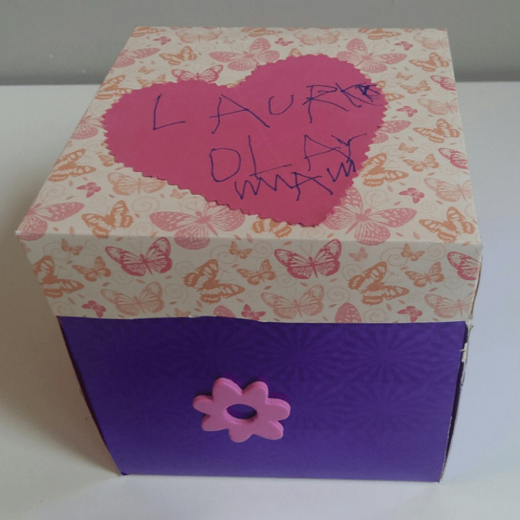 fioletowe pudełko z sercem na górze i napisem laurka dla mamy