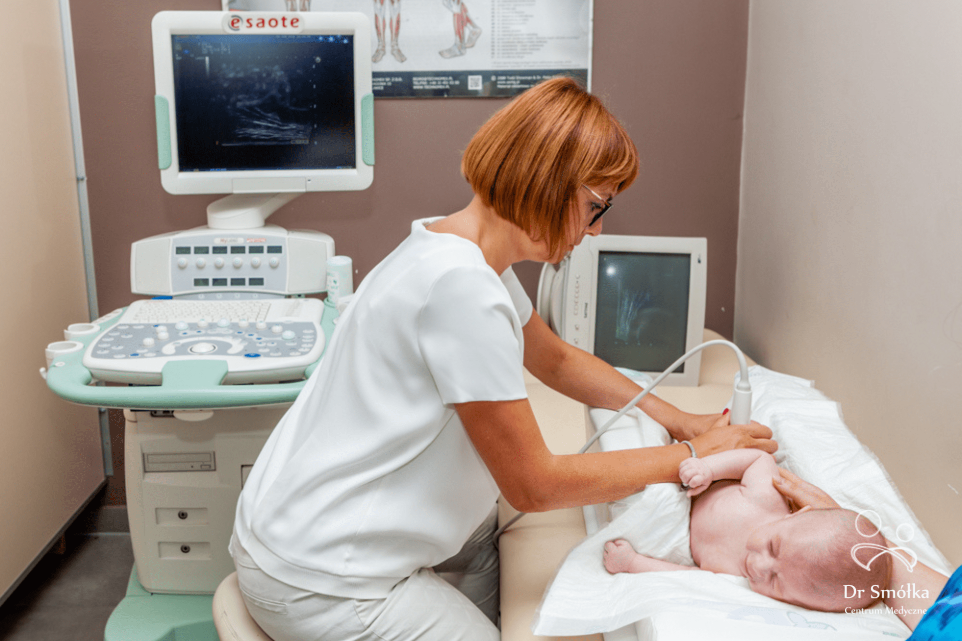 lekarz wykonuje badanie usg niemowlęcia
