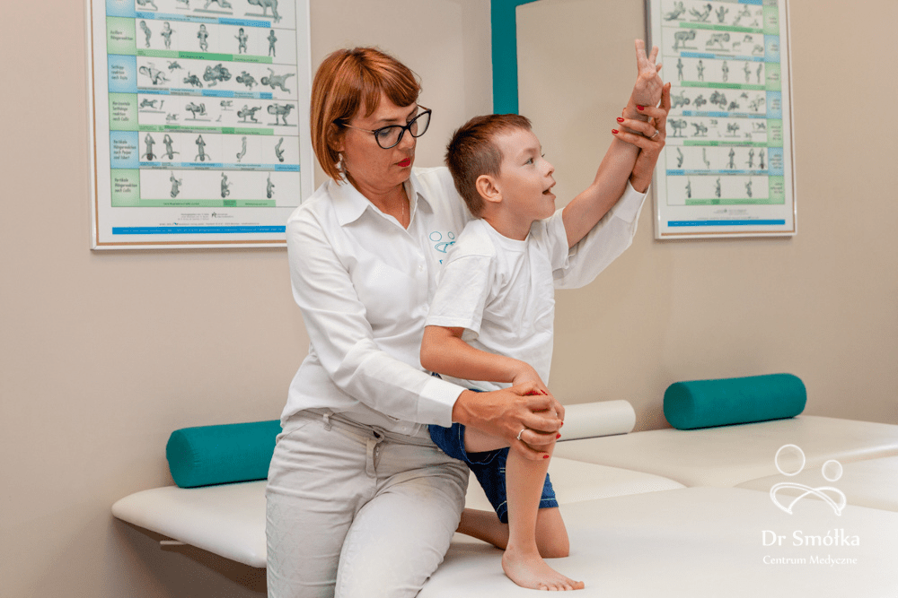dr n. med. Katarzyna Smółka podczas rehabilitacji dziecka metodą NDT Bobath