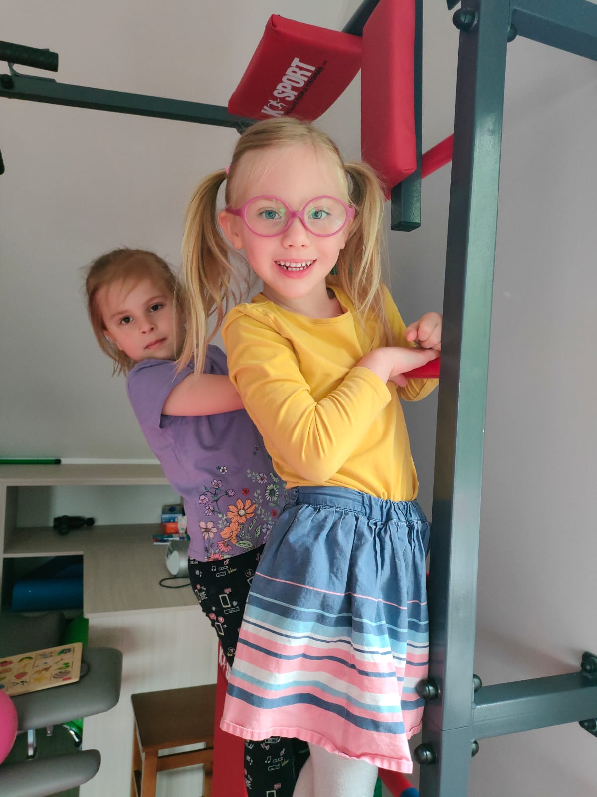 dwie stojące dziewczynki w sali rehabilitacji w Centrum Medycznym Dr Smółka