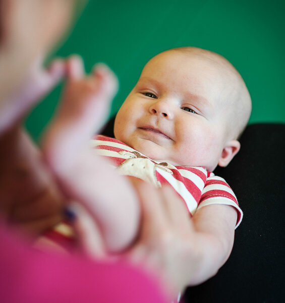 uśmiechnięte niemowlę podczas terapii neurorozwojowej